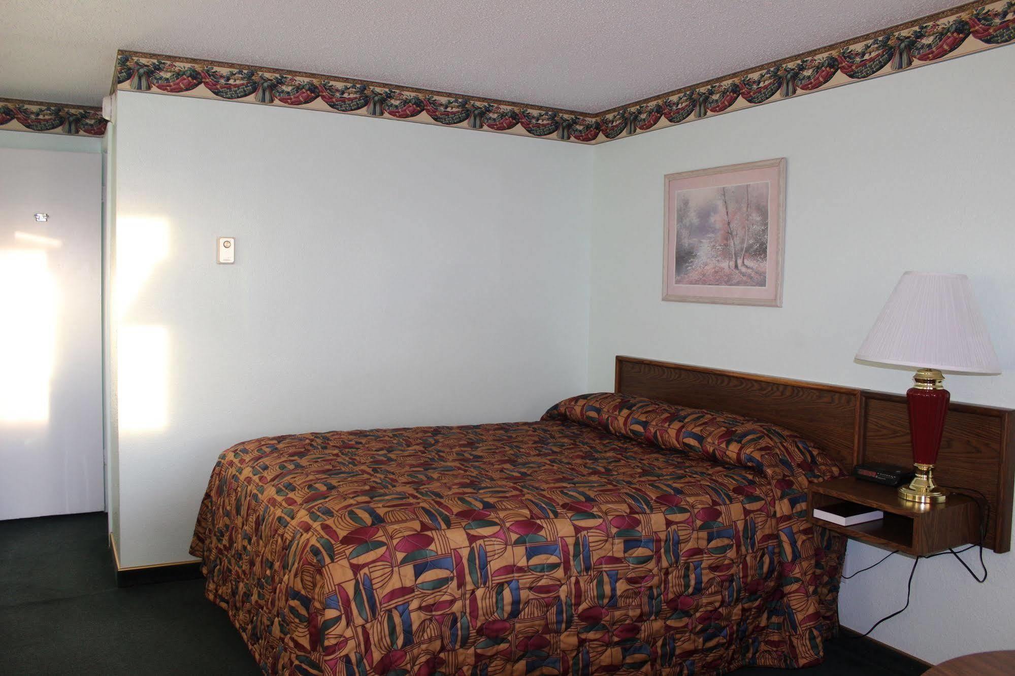 Safari Motel 2*